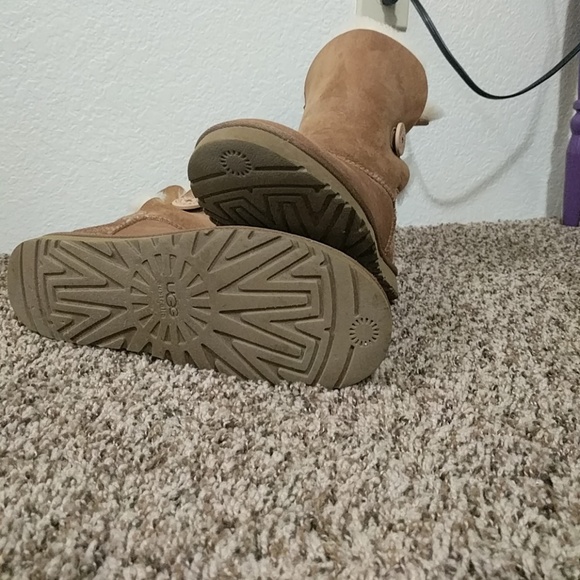 Chestnut Bailey Button Uggs - Picture 3 of 3